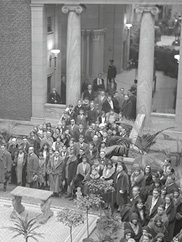 Crowds at exhibition "The Guelph Treasure" 11 January - 1 February 1931; lines in Interior Garden Court; visitors viewing guelph treasure, armor court, inner garden court